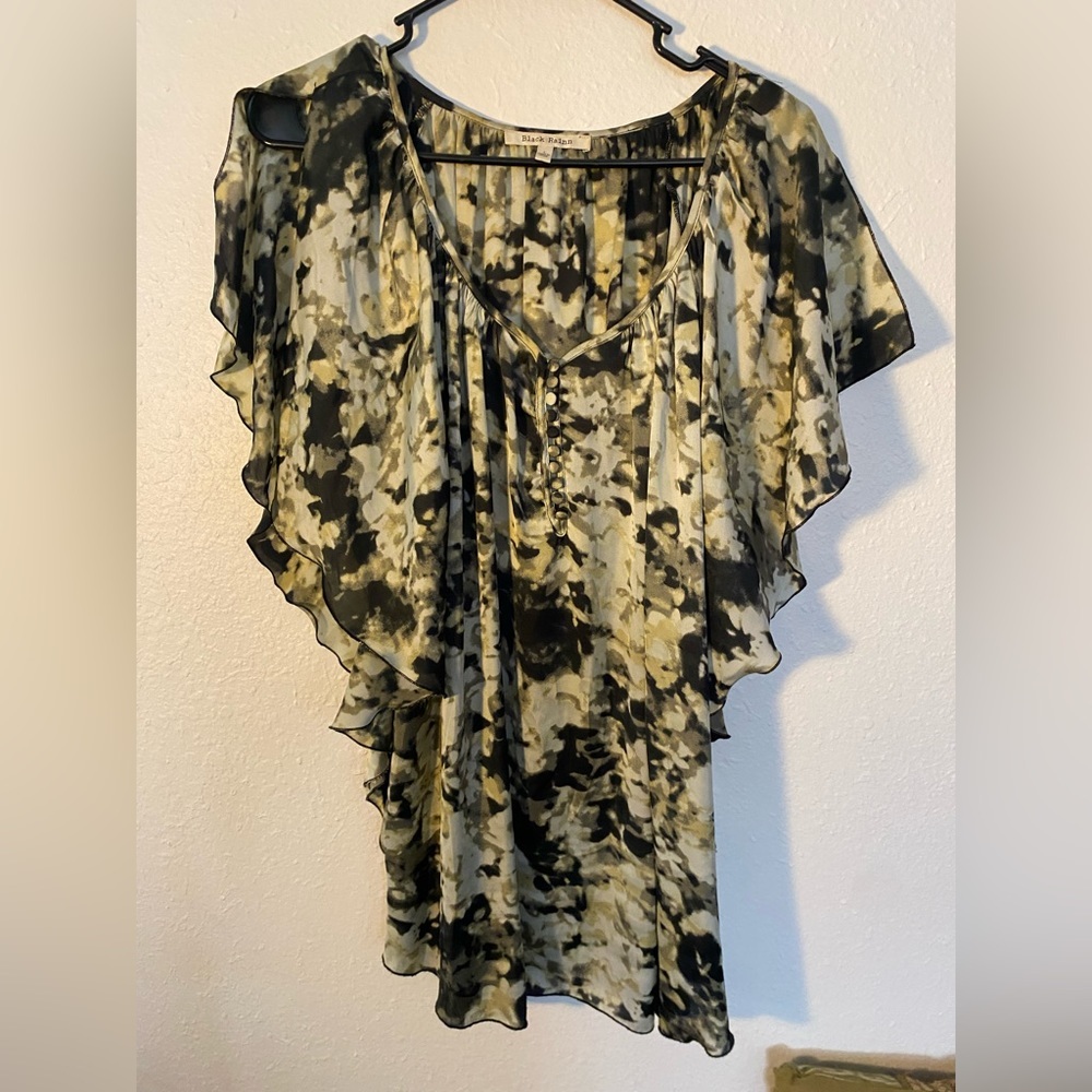Black Rainn‎ pullover satiny blouse with flutter sleeves. Sz is Large.